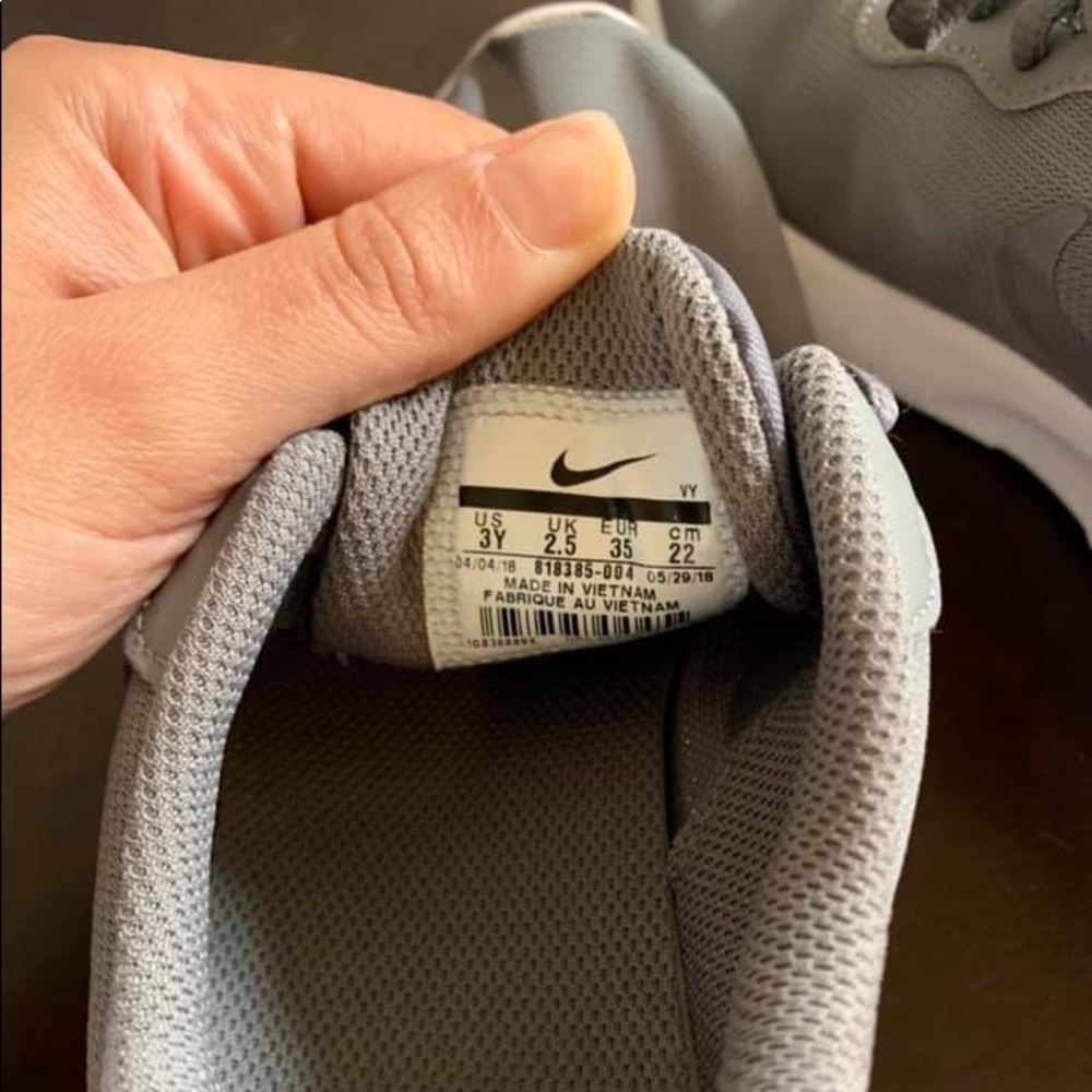 NEW Youth Nike athletic shoe - Picture 3 of 3
